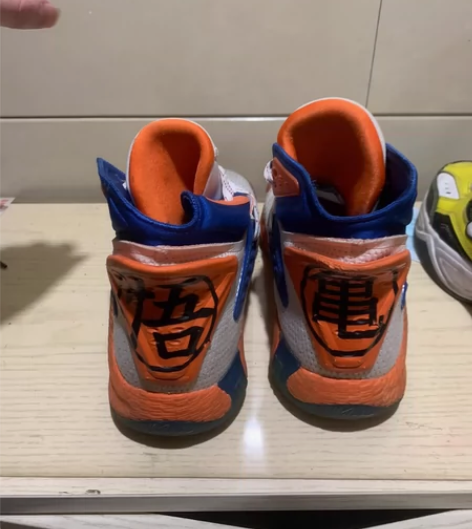 安踏kt5龙珠联名42码正常穿着痕迹,污渍...