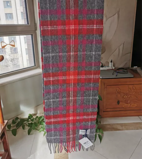 全新Edinburgh羊绒围巾带吊牌。 全...