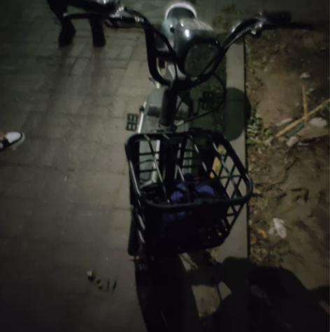 自己的电车，上班用的，现在辞职了，骑了半个...