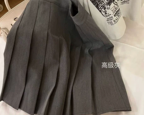 灰色百褶裙 全新带吊牌 穿不着质量很好不短...