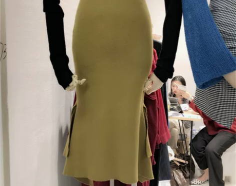 针织开叉鱼尾裙 感兴趣的话点“我想要”和我...