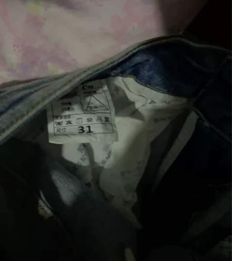 破洞牛仔裤 31的腰 便宜出 感兴趣的话点...
