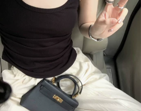 YUYUREAL-显瘦遮副乳可囤！黑色抽褶...