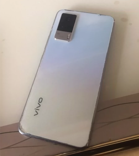 vivo s9e 机身有磕碰痕迹，仅更换过...