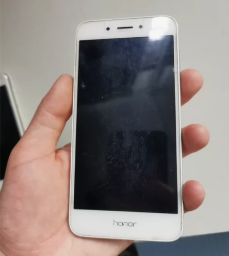 荣耀6a开不了机了，但充电指示灯会亮，屏幕...