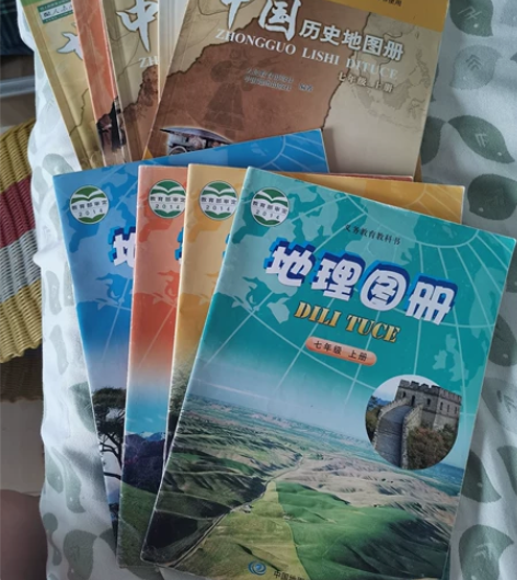 如图,初中历史地图和地理地图。地理全。历史...