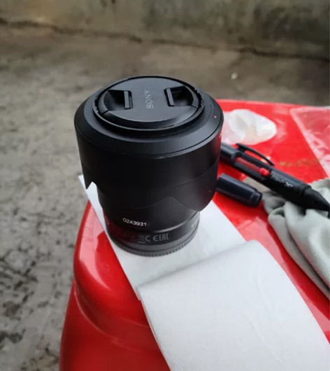 索尼FE 55 1.8镜头成色看图镜片轻微...