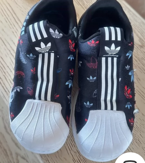 儿童运动鞋，小阿迪，贝壳头，很舒服，33半...