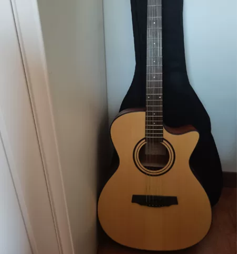 吉他: 因为是前男友的吉他 所以具体型号等...