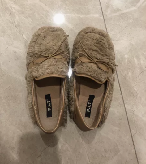 冬天平底毛绒单鞋,配拖地针织长裤比较好看,...