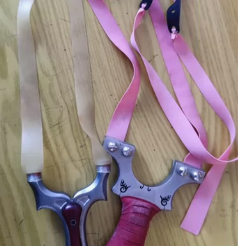 出两把闲置弹弓,一把圆头,一把加宽快压撑头...