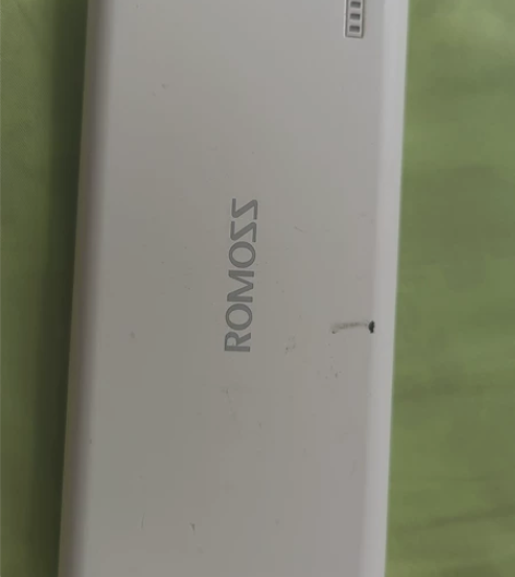 罗马仕的充电宝两万毫安。 感兴趣的话点“我...