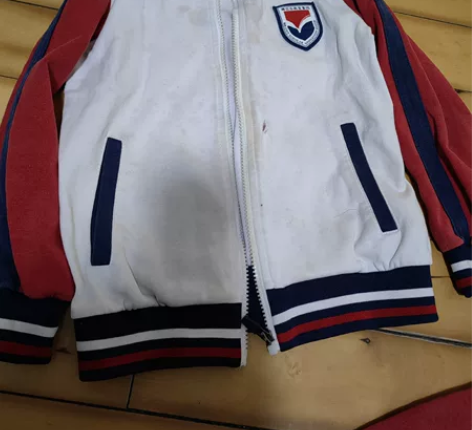 博士乐校服运动服外套,130码。没有烂但有...