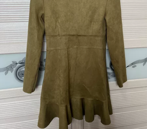 包邮出全新：军绿色荷叶裙春秋显瘦女装显瘦鹿...