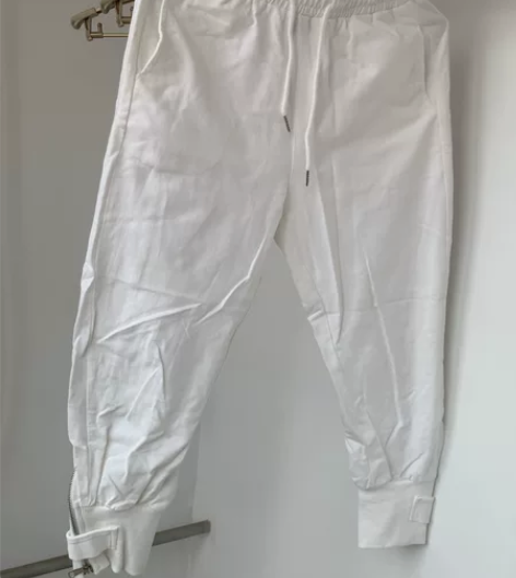 女士休闲裤,洗过一次,没穿过,在柜子里放时...