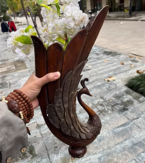 几十年的木雕孔雀，可以插花。雕工非常不错。...