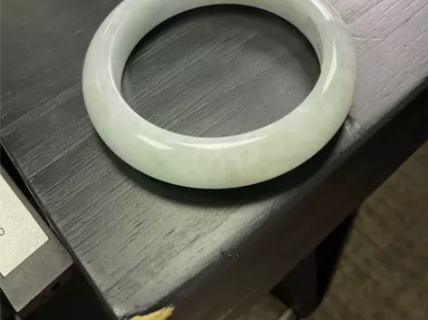 鸭蛋青飘几抹浅绿色手镯，无裂有细纹，社交距...