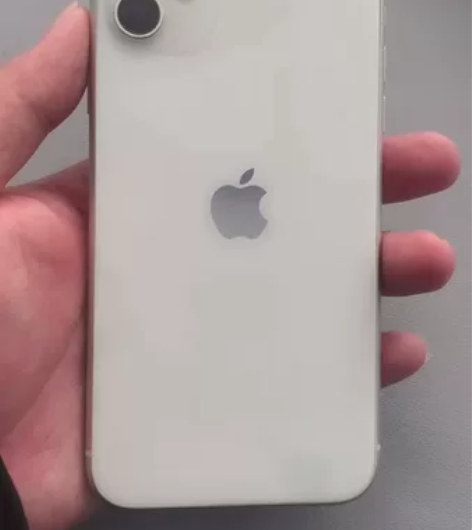 11 ，128国航底下一处磕碰，屏幕有划痕...