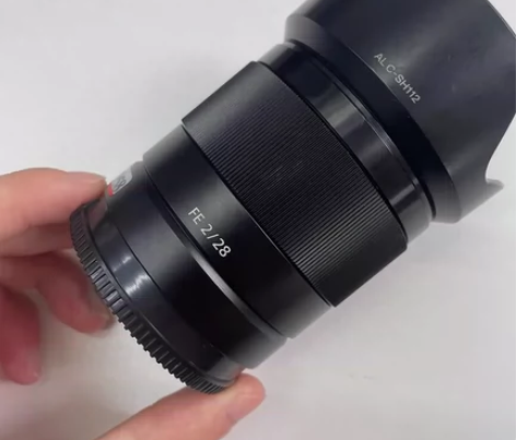 索尼28mmF2镜头 外观实拍出图 功能正...