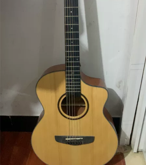 吉他 因为喜欢买来不会弹 几乎全新 轻微使...