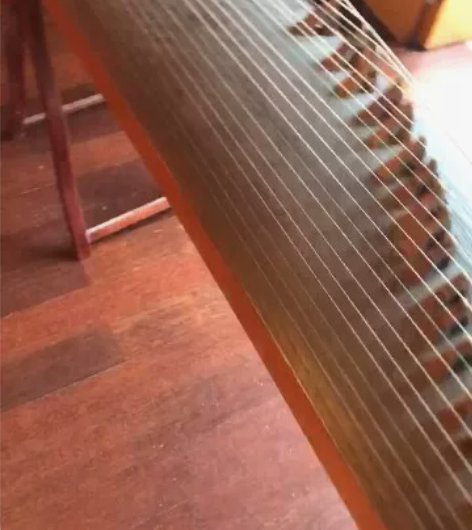 古筝朋友送的，如图，不知道什么牌子，一直放...