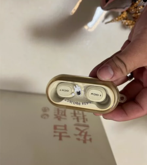 出个QCY耳机基础款，20年买的，现在能正...