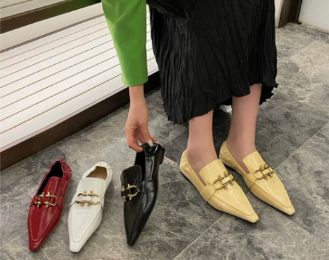 秋季新款深口平跟尖头金属扣单鞋金属链，棕色...