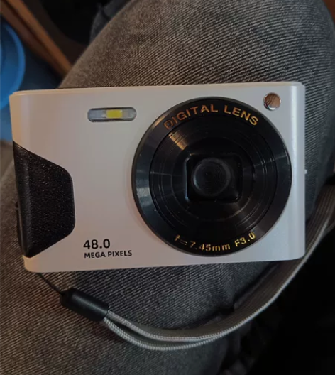 相机，全新送充电器，电池，内存卡，就用了一...