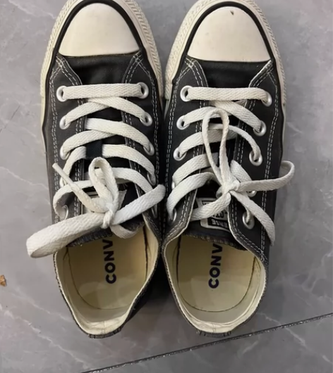匡威帆布鞋 低帮36码 洗了之后晒变颜色了...