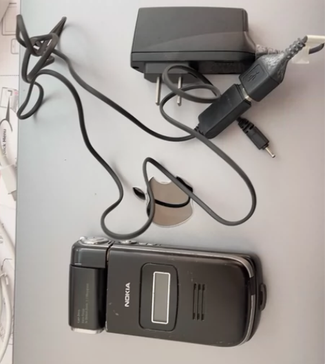 出个诺基亚93。成色如图。 电池充电器。都...