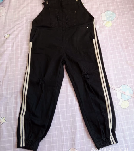 出一条背带裤：清理衣柜，这件破洞背带裤子出...