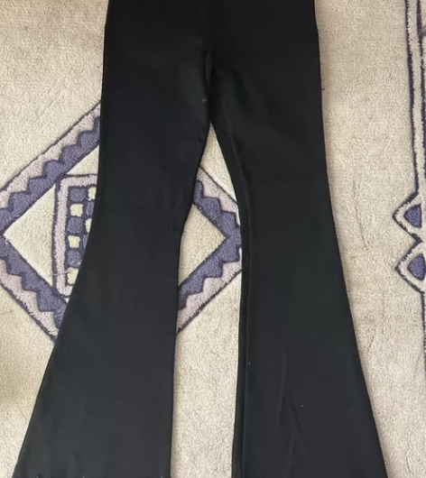 【出】黑色喇叭牛仔裤m码 标价包邮可直拍 ...