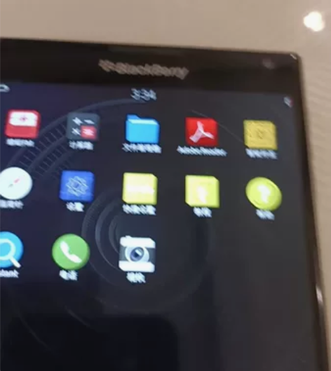 黑莓手机,正常开机,后壳有点小划痕,电子产...