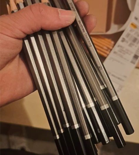 美术用品店不做了,闲置的素描铅笔一大堆,大...