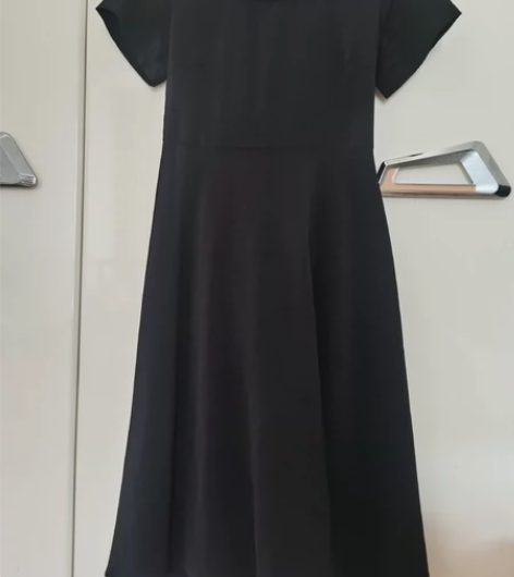 短袖露背长裙 长度在膝盖下方后腰有腰带可收...