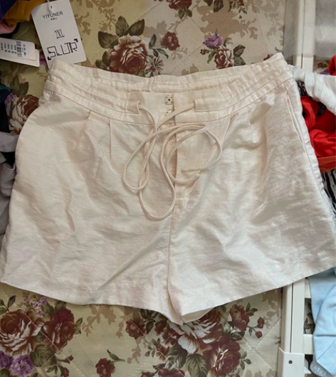 白色短裤女 感兴趣的话点“我想要”和我私聊...