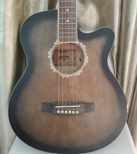 初学者吉他,琴弦软,按起来方便,手指不会太...