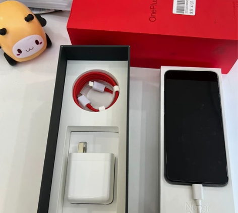 一加9 12+256黑色，兼顾了轻薄和手感...