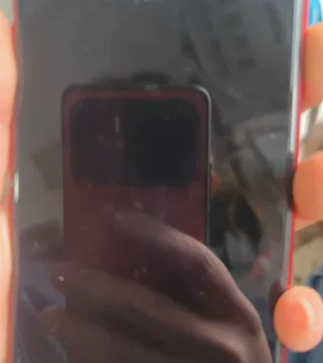 出一台红色256g苹果xr 机子如图外观8...