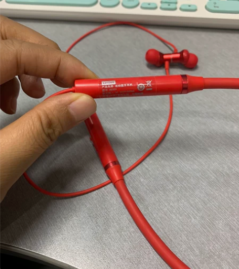 蓝牙耳机挂脖式，红色用过一段时间，音质很好...