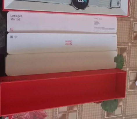 一加手表，前面两张是刚买来拍的照片，后面是...