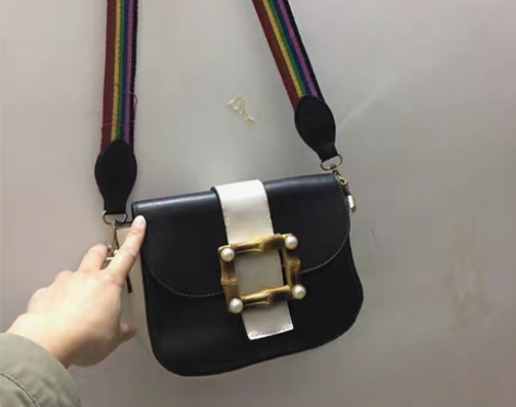 包邮[全新包邮]买来一次也没背过，里面包装...