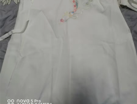 转卖【出】汉服s码，穿过两次，图四和图五上...