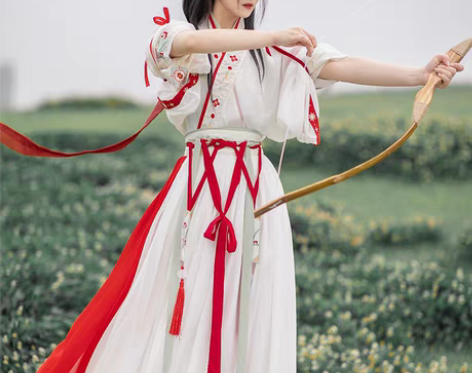 转卖汉服闲置9.5成新，就在室内穿过一次。...