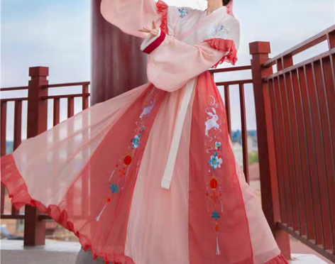 转卖原创晋制汉服女秋冬中国风齐腰交领襦裙白...