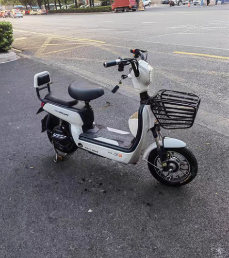 自骑9成新白色48v小车 车子很好看 保养...