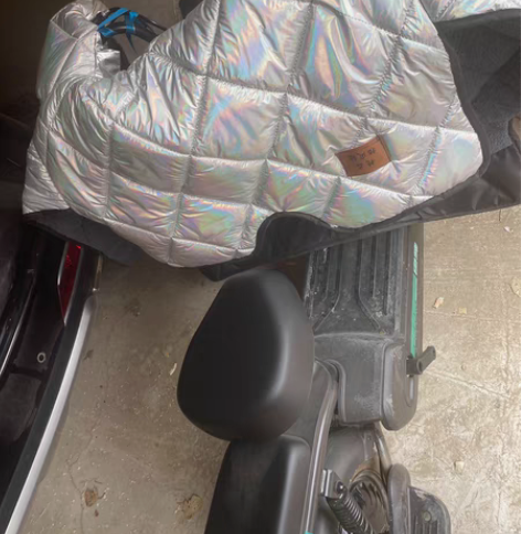 去年十一月份买的几乎全新带充电器和两把钥匙...