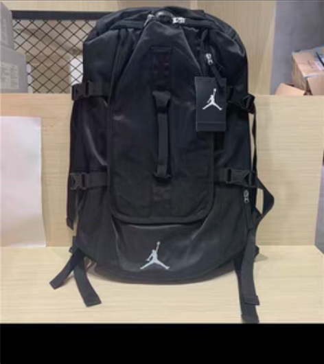 AJ篮球包  二手 感兴趣的话点“我想要”...