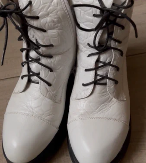 实体店购买的，九五成新（基本全新），只穿了...