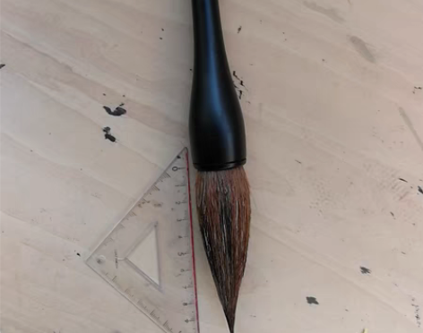 无名大笔 出锋9.5毫径4，损毫较多，聚锋...